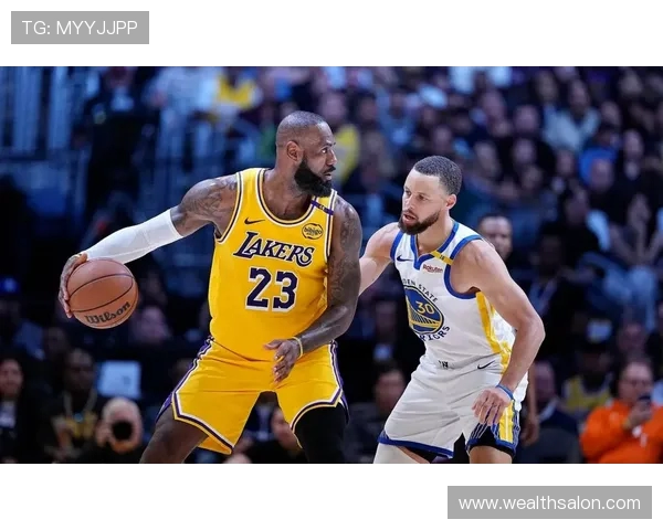 勇士对阵雷霆:焦点之战两队超级球星火力全开,谁能主宰赛场